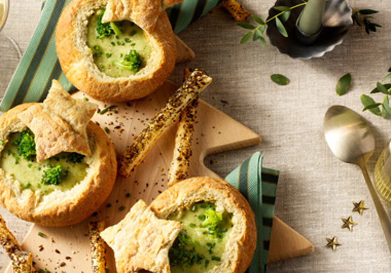 Geroosterde Italiaanse bollen met broccolisoep
